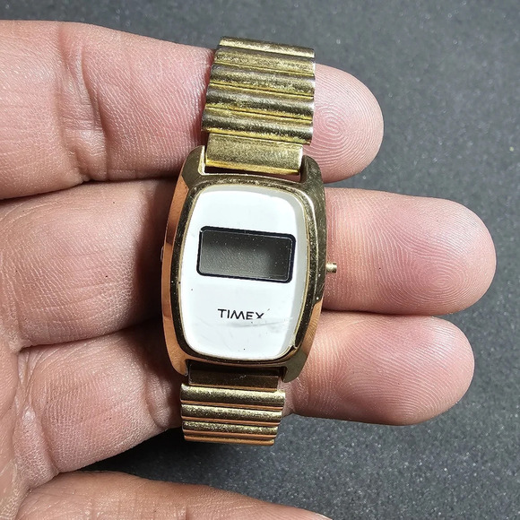 Vintage Timex Ladies Quarts Digital Lcd Watch Not Working For Parts Or Repair no - Picture 1 of 8